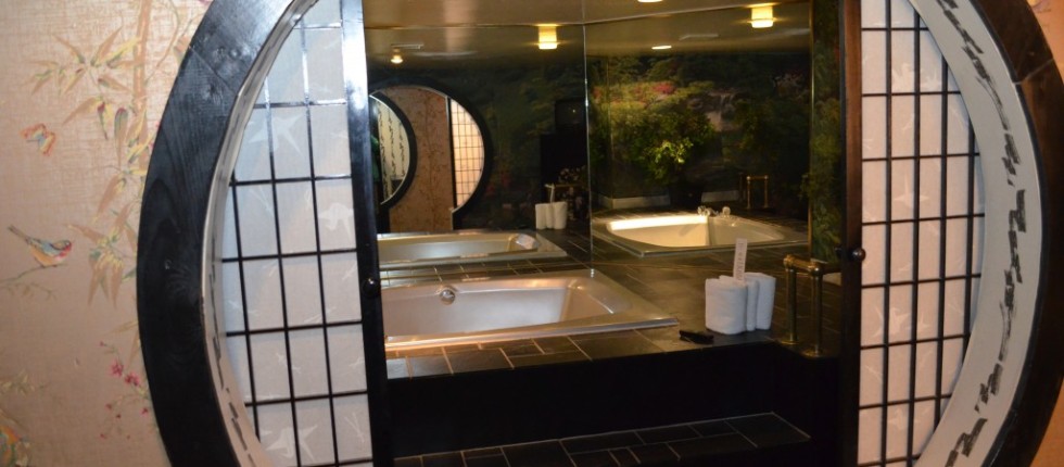 Enjoy the intricate designs of our Geisha garden. This room is filled with oriental black lacquer furniture and décor. Relax in the serene whirlpool which is set in the middle of the beautiful Japanese garden for a peaceful experience.
