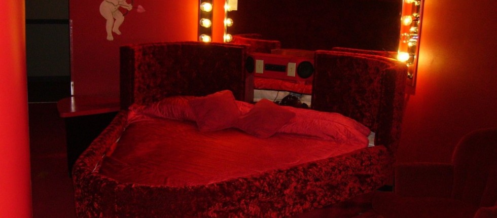 Beware of Cupid’s arrow! This romantic setting is the perfect place to spend some quality time with your significant other. Whirlpool, heart-shaped bed, mirrored ceiling and AM/FM stereo all set the mood for this romantic rendezvous.